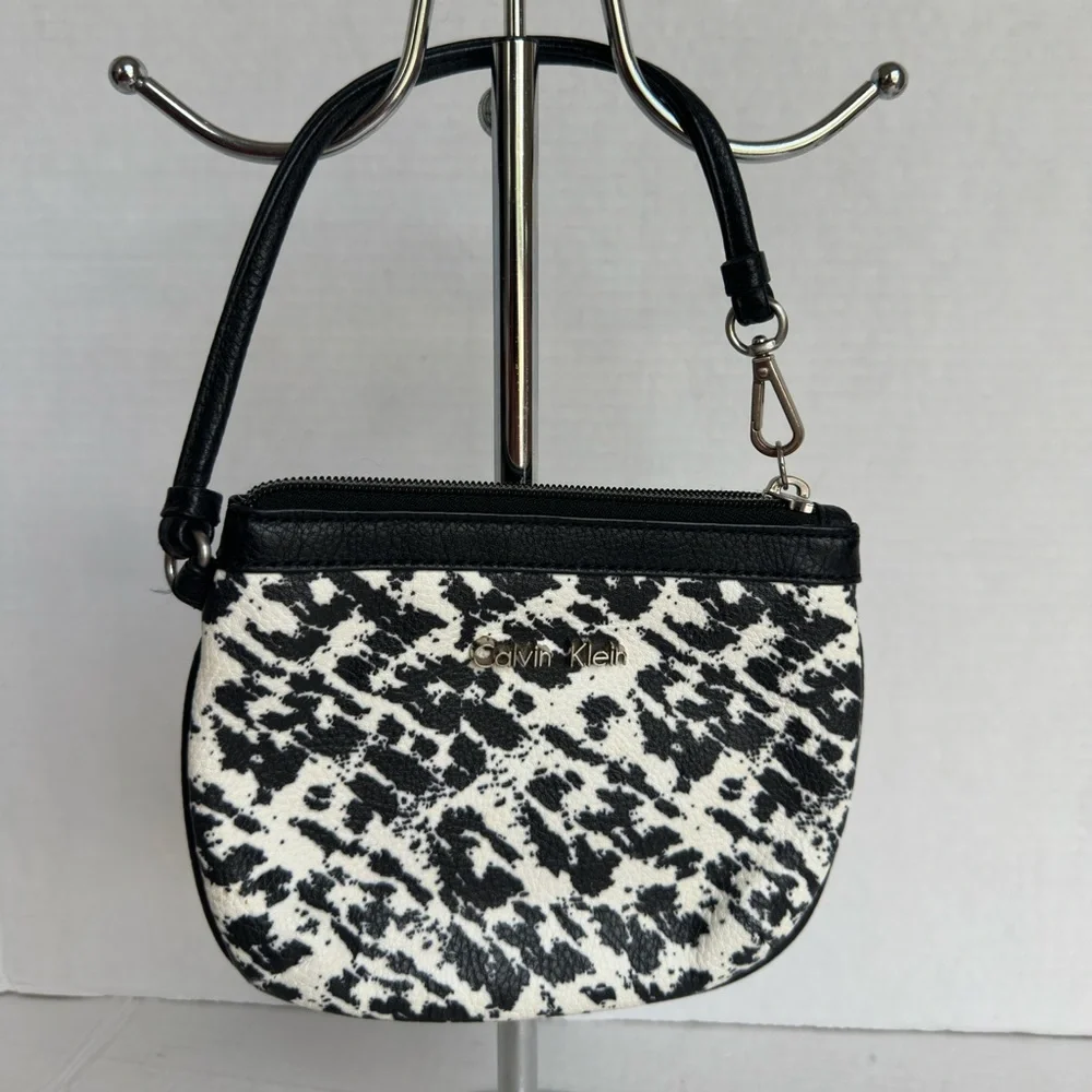 Calvin Klein Womens Black White Animal Print  Wristlet Purse